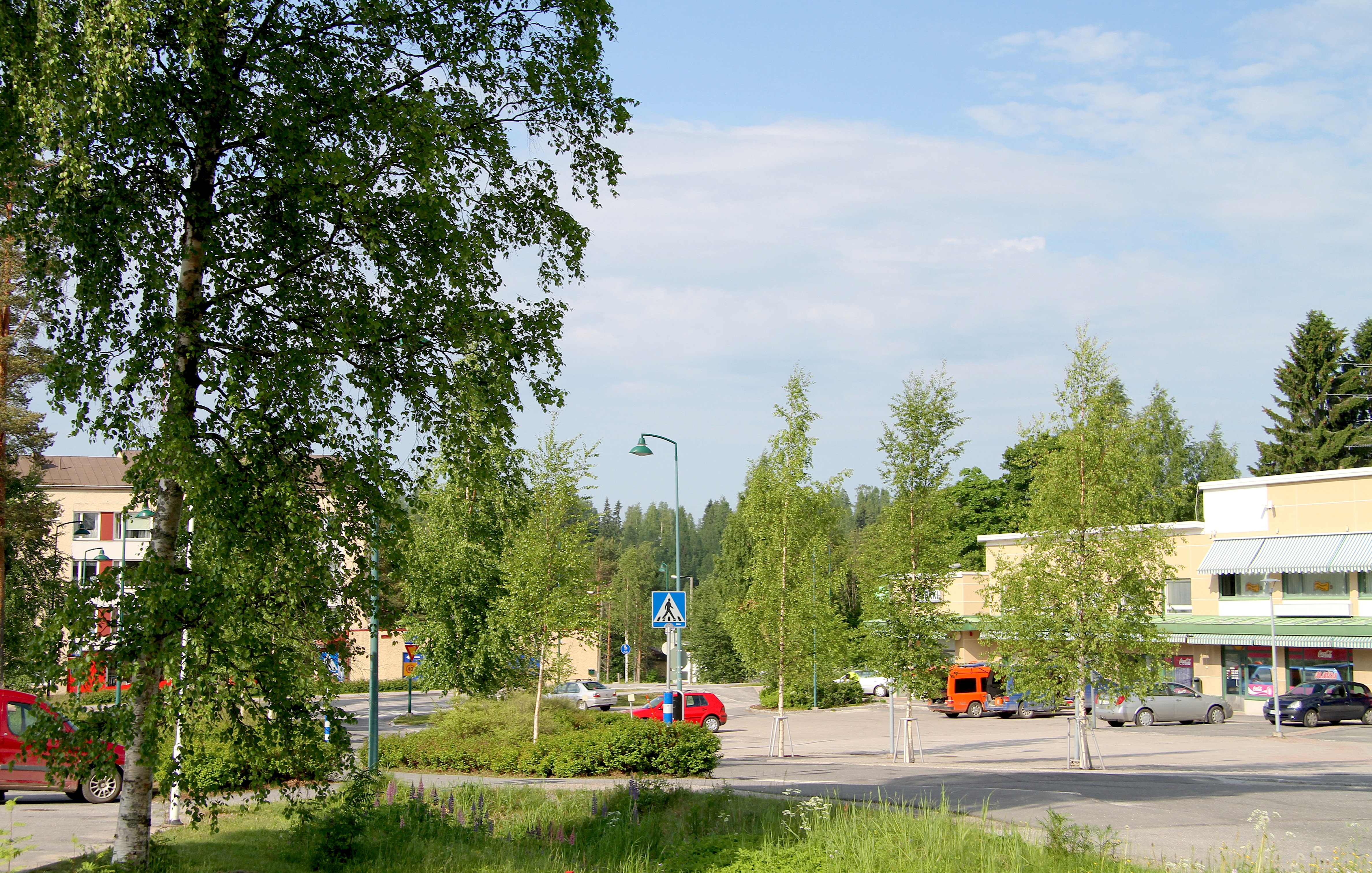 Torialue ja apteekin rakennus Uuraisten keskustassa aurinkoisena kesäaamuna.