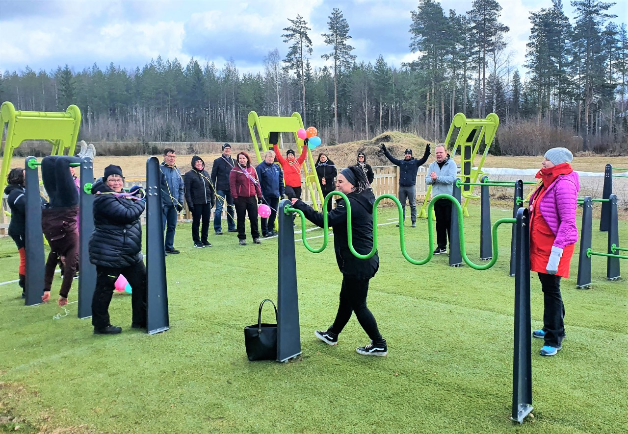 Uuraisten kunnanviraston henkilökuntaa Leinikinpuiston treenitelineillä poseeraamassa kuvaajalle.