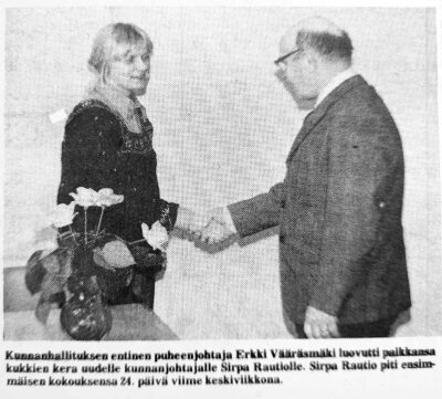 Kunnanjohtaja Sirpa Rautiota kättelee kunnanhallituksen entinen puheenjohtaja Erkki Vääräsmäki