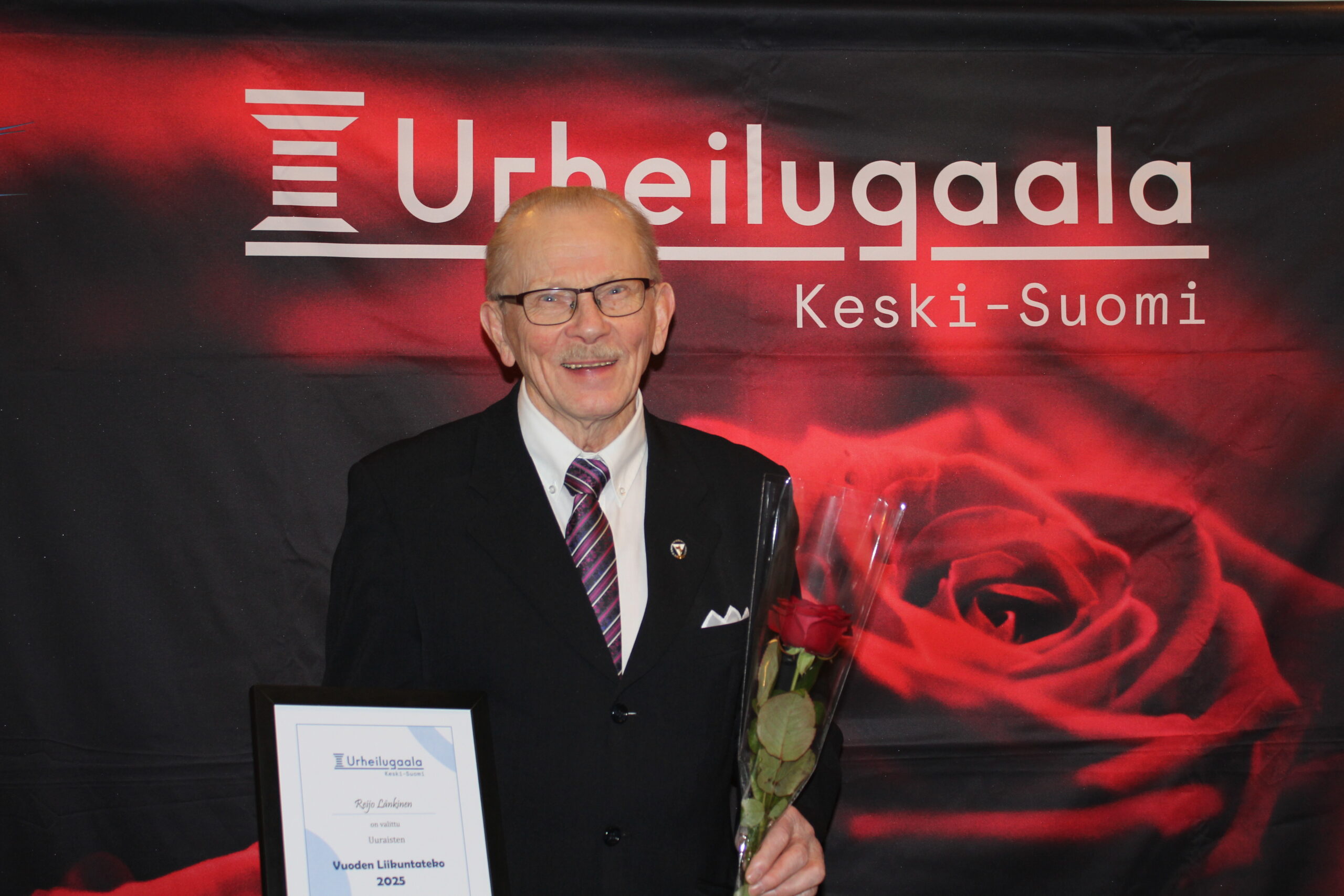 Kuvassa Reijo Länkinen Urheilugaalassa palkitsemisen jälkeen