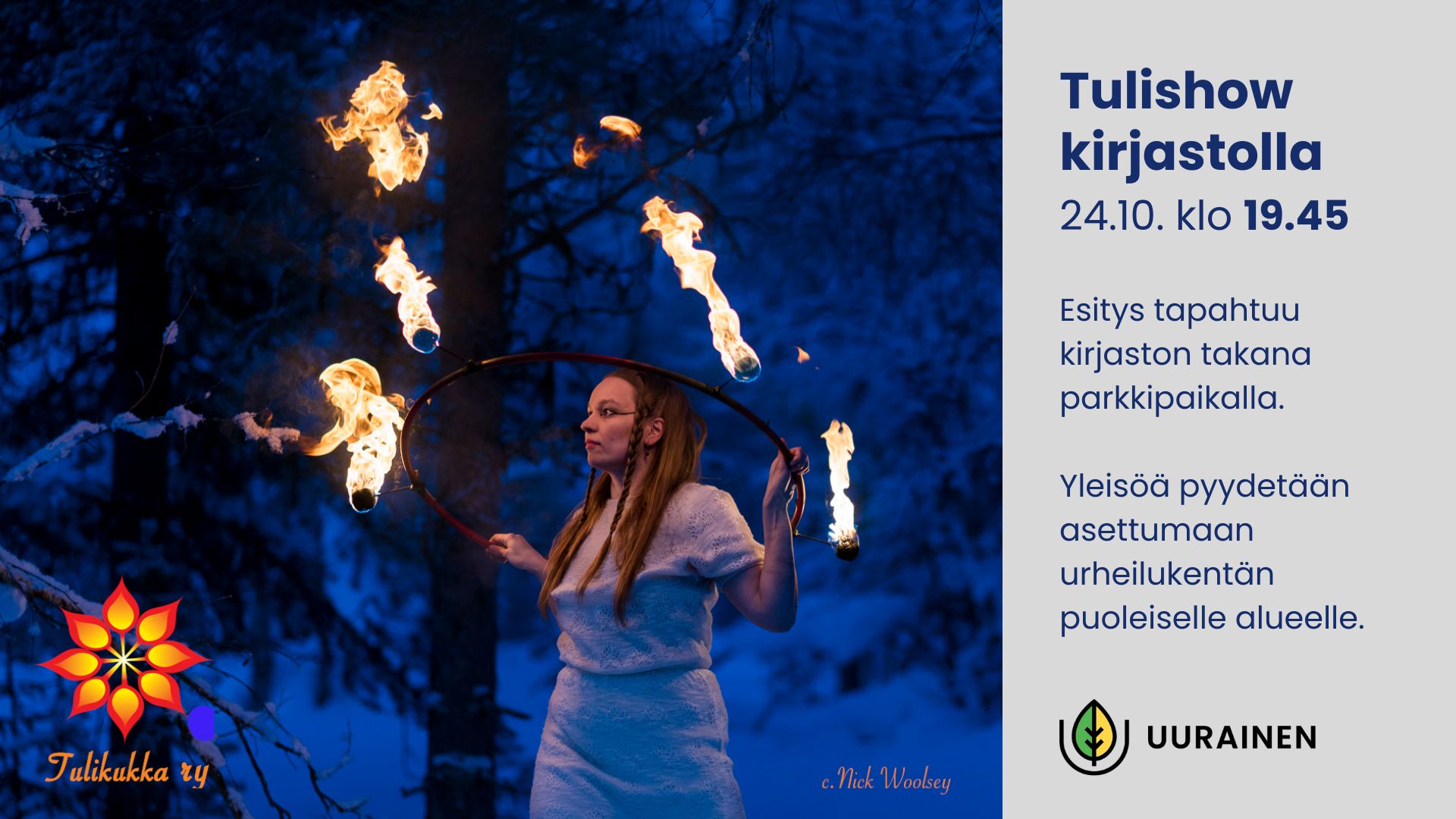 Kirjaston kirjahylly täynnä kirjoja, etualalla läpikuultava laatikko, jossa kerrotaan iltakirjaston ohjelma ajankohtineen ja aktiviteetteineen.
